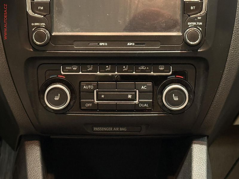 Volkswagen Jetta (2012) 1.4TSi, AC, výhřev sed - fotka 17 z 19