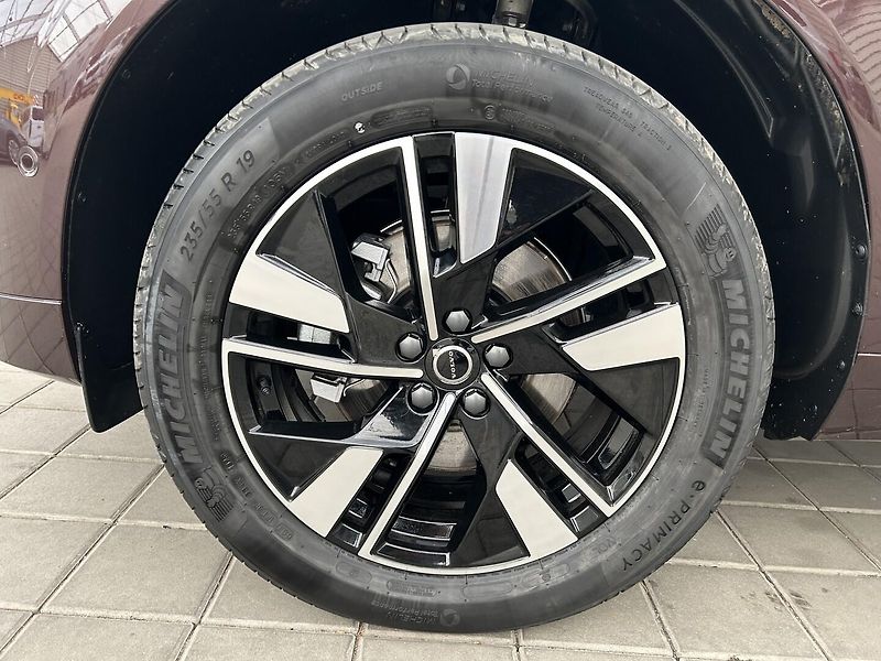Volvo XC60 2.0 B5 4x4 PLUS DARK - fotka 10 z 30