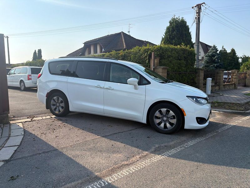 Chrysler Pacifica (2019)  3,6 L DVD Hybrid Plug In 2019 - fotka 2 z 20