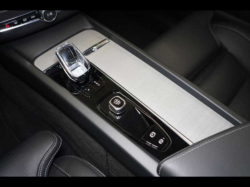 Volvo XC60 T8 PLUS Dark, Ventilace, 360° - fotka 40 z 48