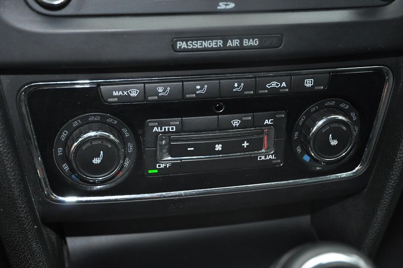 Škoda Superb II 2.0TDi 103kW KOMBI Elegance - fotka 16 z 20