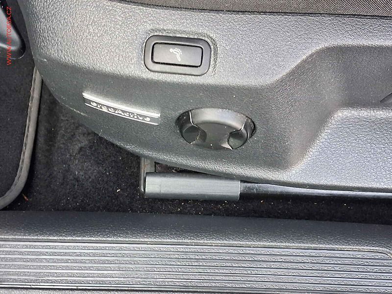 Volkswagen Golf (2020) 2.0 TDi, R-Line, DSG, navi - fotka 12 z 20