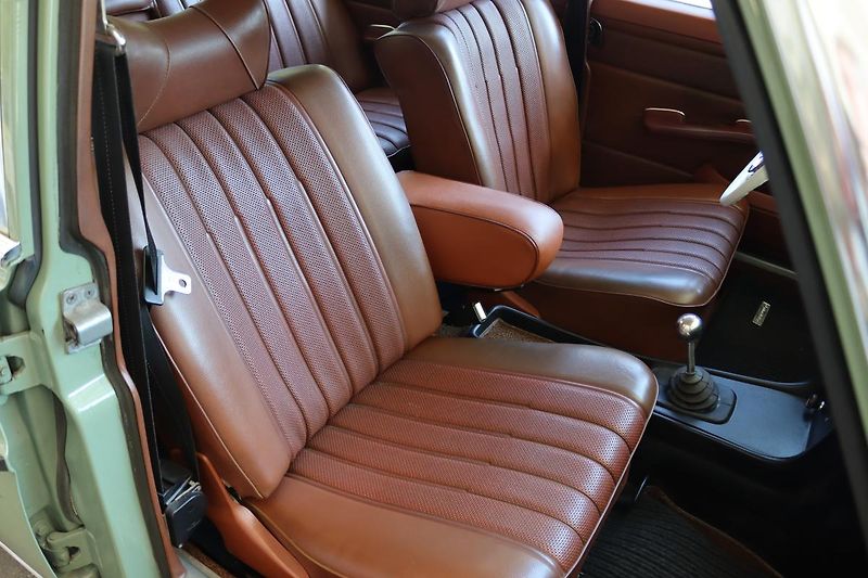 Mercedes-Benz 115 W115 230.4 manuál - fotka 47 z 50