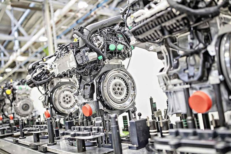 Vůz Tatra 87, se kterým cestovatelé Hanzelka a Zikmund podnikli cestu do Afriky a Jižní Ameriky. Dnes je exponátem Národního technického muzea v Praze.