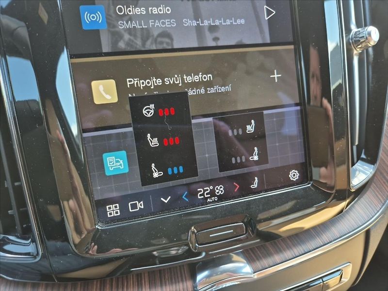 Volvo XC60 2,0 B4 AWD diesel Plus Bright - fotka 17 z 19