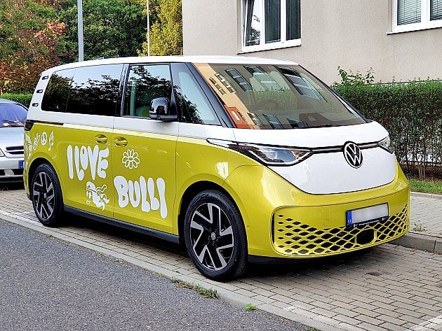 U elektromobilů a hybridů má reforma sjednotit kontroly bezpečnosti vysokonapěťových systémů. Ilustrační foto., zdroj: Jan Helebrant / Wikimedia Commons, CC0.