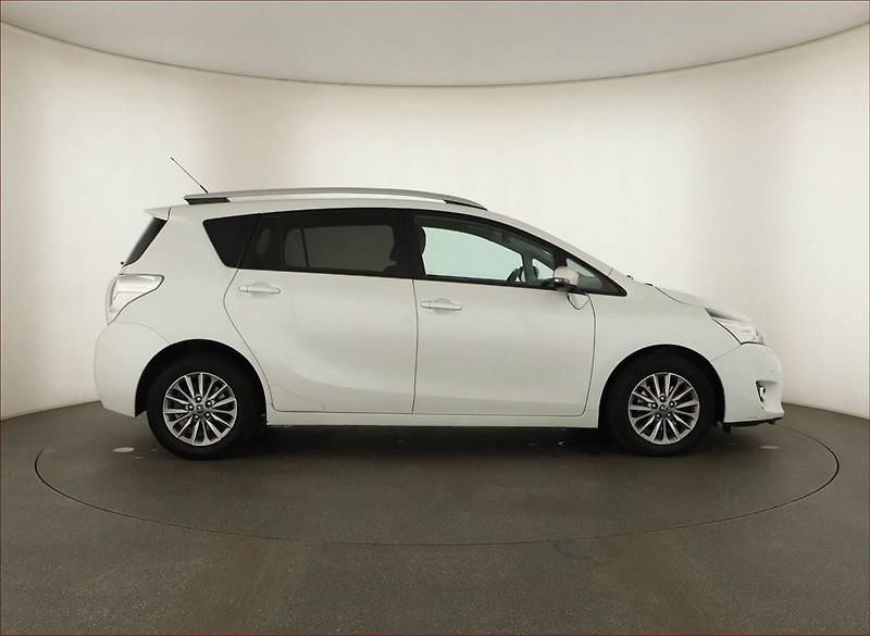Toyota Verso (2017) 1.6 D-4D, 7 míst, Navi, Xenony - fotka 6 z 16