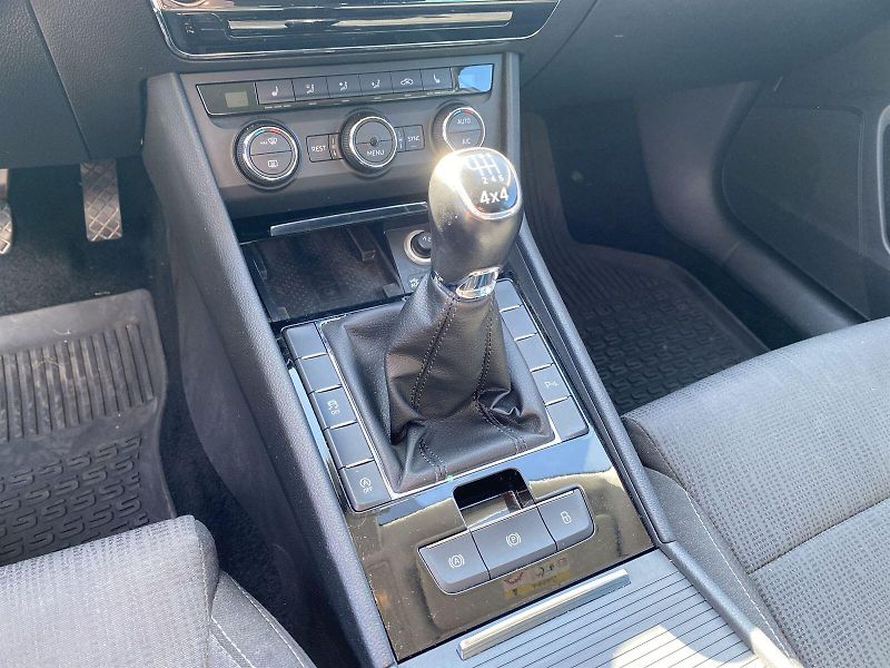 Škoda Superb (2017) Combi 2.0 TDI 4x4 Ambition - fotka 23 z 30