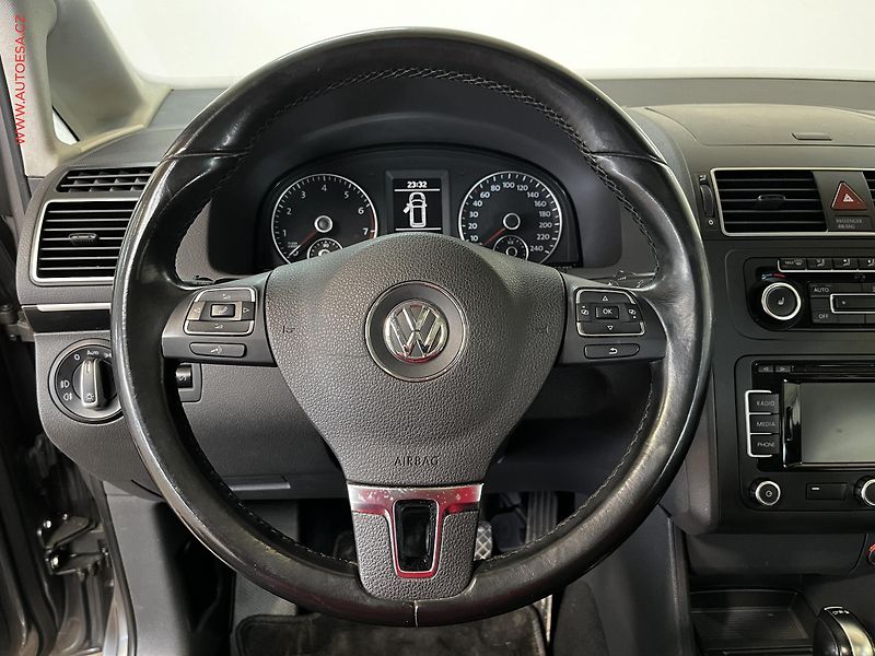 Volkswagen Touran (2011) 1.4 TSi, Highline, DSG, kůže - fotka 16 z 17