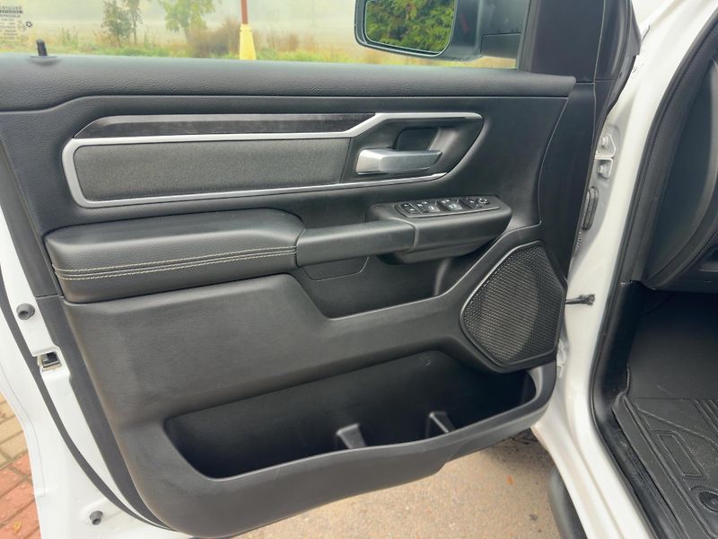 Dodge RAM 1500 (2023) Bighorn 5,7 Hemi Lonestar Crew - fotka 17 z 20