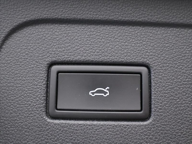 Volkswagen Touran 2,0 TDI DSG R-Line 1.Maj DPH - fotka 11 z 34