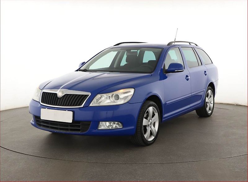 Škoda Octavia (2009) 1.6, Tempomat, Park. senzory - fotka 2 z 14