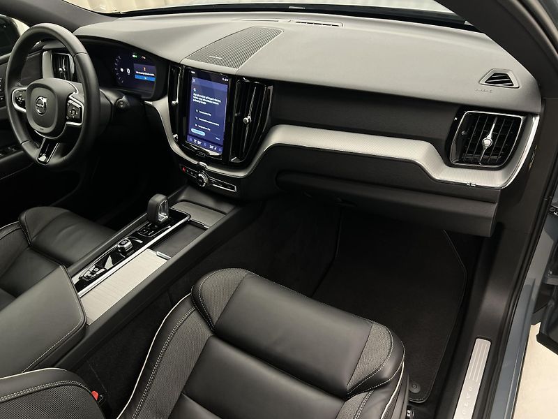 Volvo XC60 B4 AWD R-DESIGN AUT CZ - fotka 23 z 45