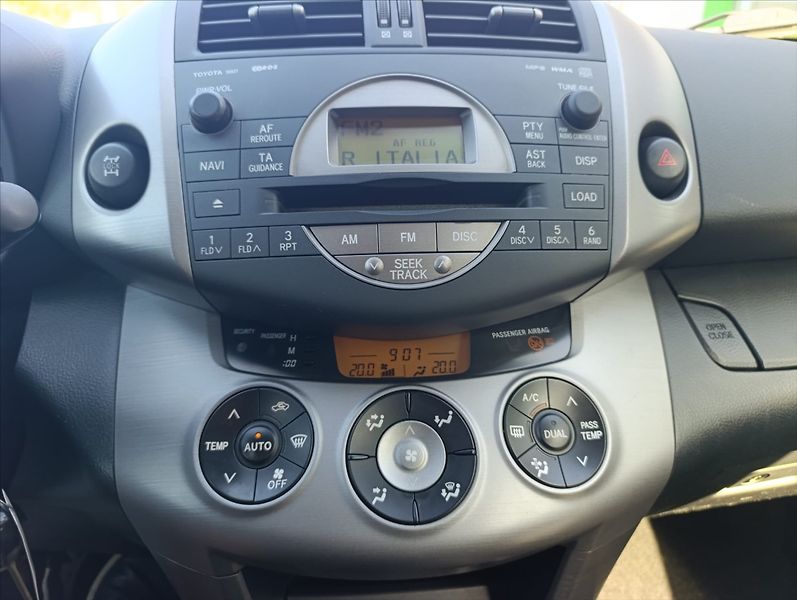 Toyota RAV4 2,2 D-4D 4x4 Aut.klimatizace - fotka 17 z 32