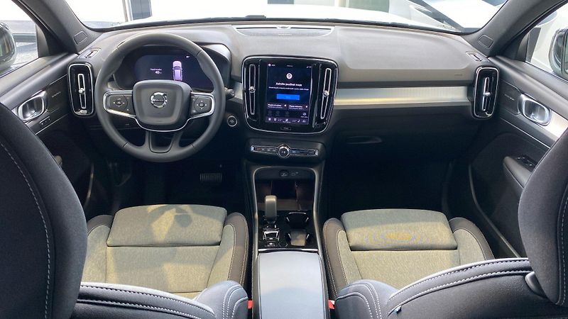 Volvo XC40 (2026) PLUS BLACK EDITION, B4 FWD, 14 - fotka 12 z 14