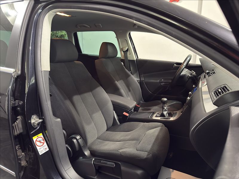 Volkswagen Passat 2,0   TDI 103KW BEZ KOROZE TOP - fotka 26 z 40