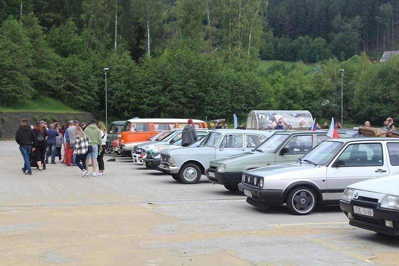 Na Centrální parkoviště P1 ve Skiareálu Ještěd se sjelo přes sedm desítek účastníků.