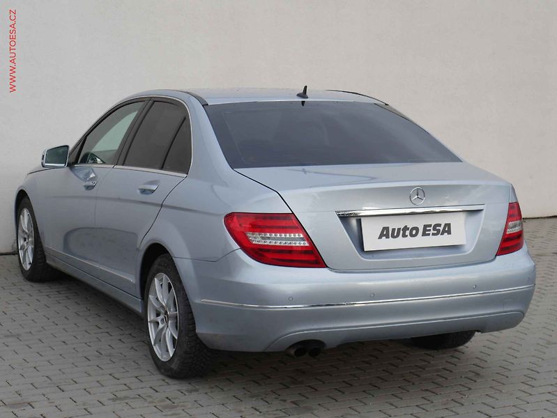 Mercedes-Benz Třídy C (2013) 1.6T, AT, bixen, AC - fotka 6 z 20