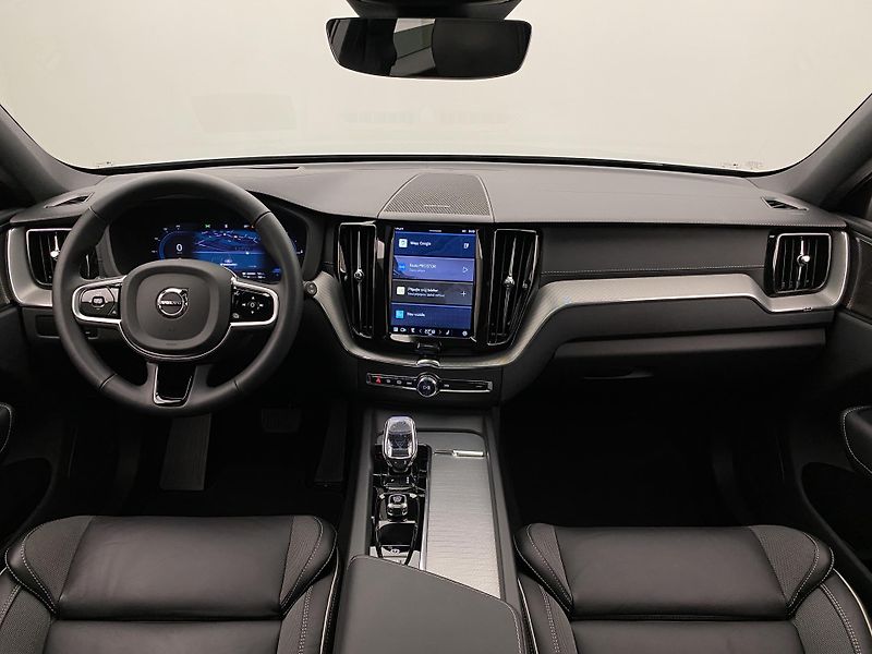 Volvo XC60 T6 AWD PLUG-IN ULTIMATE DARK  - fotka 2 z 52