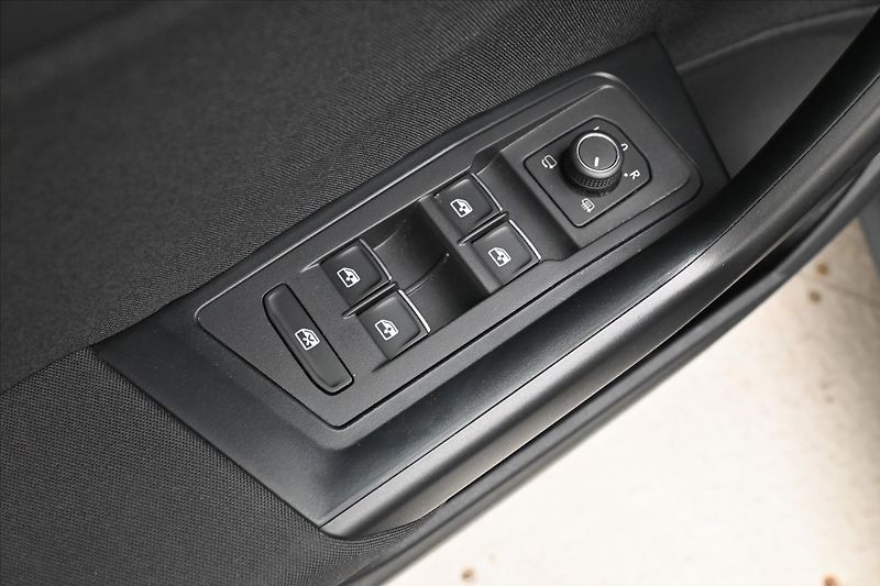 Volkswagen T-Roc 2,0 TDI 110kW Clever Navi Záru - fotka 25 z 30