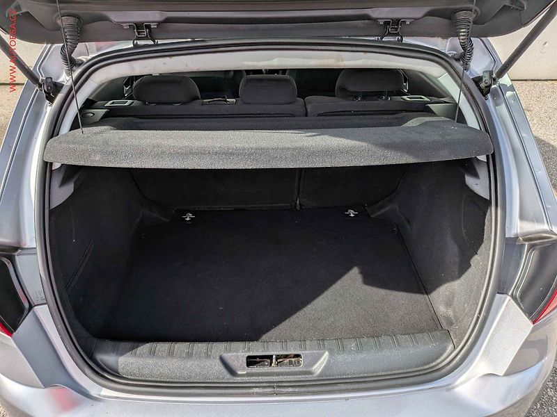 Peugeot 308 (2017) 1.2PT, 1.maj,ČR, AC, park - fotka 7 z 15
