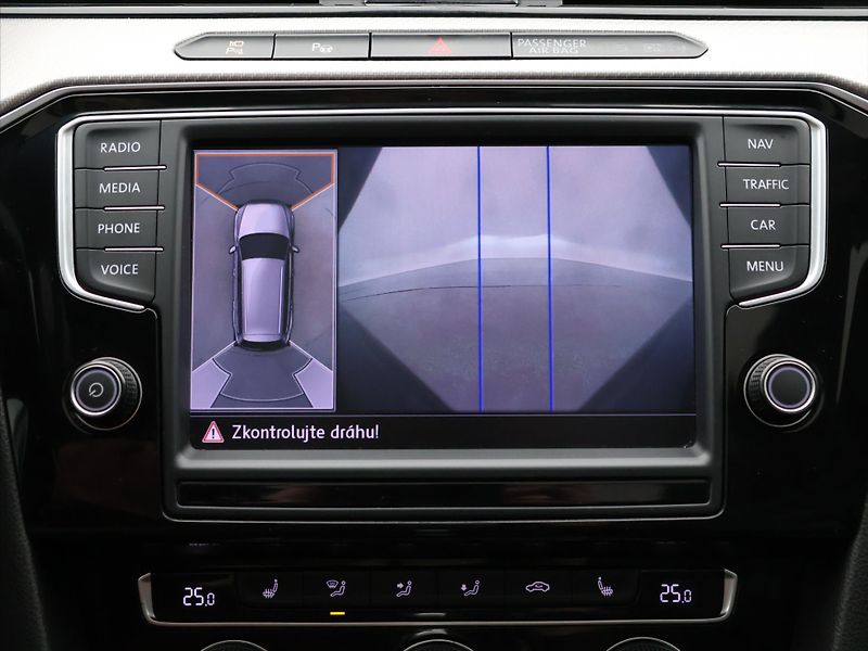 Volkswagen Passat 2,0 TSI 206kW R-line Highline - fotka 31 z 45