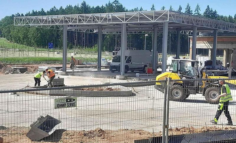 Rozsáhlá rekonstrukce benzínové pumpy u jesenické křižovatky na trasách Praha - Karlovy Vary a Žatec - Plzeň.