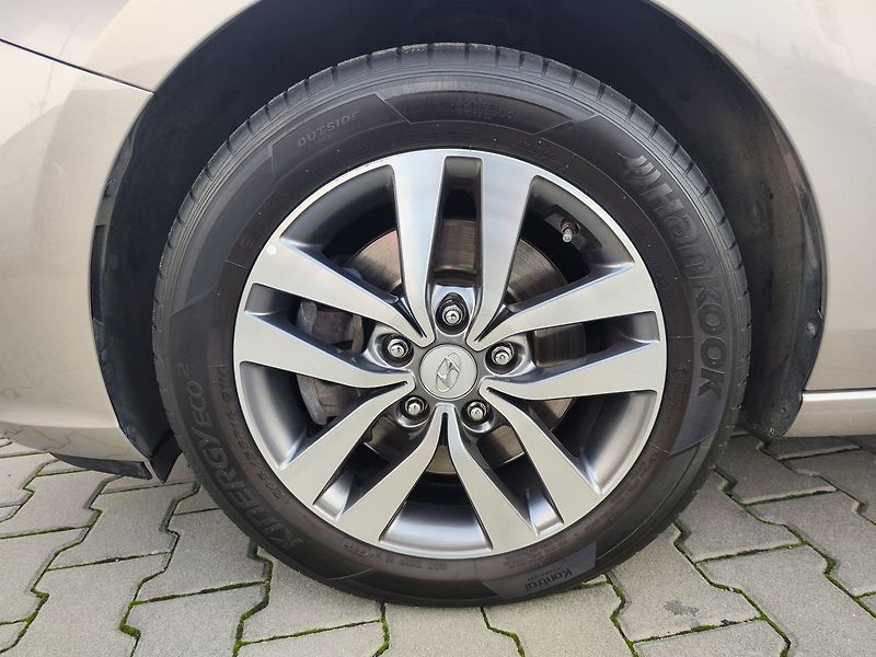 Hyundai i30 1.4 T-GDI/103kW Style DCT - fotka 31 z 33