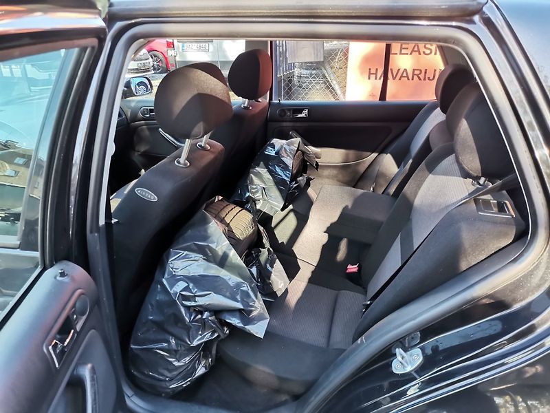Volkswagen Golf (2001) 1.6i 77kw Klima ESP 5dv. - fotka 17 z 26