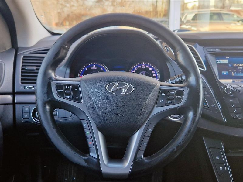 Hyundai i40 1,7 CRDi, Navi, Xenony, Tažné - fotka 20 z 26