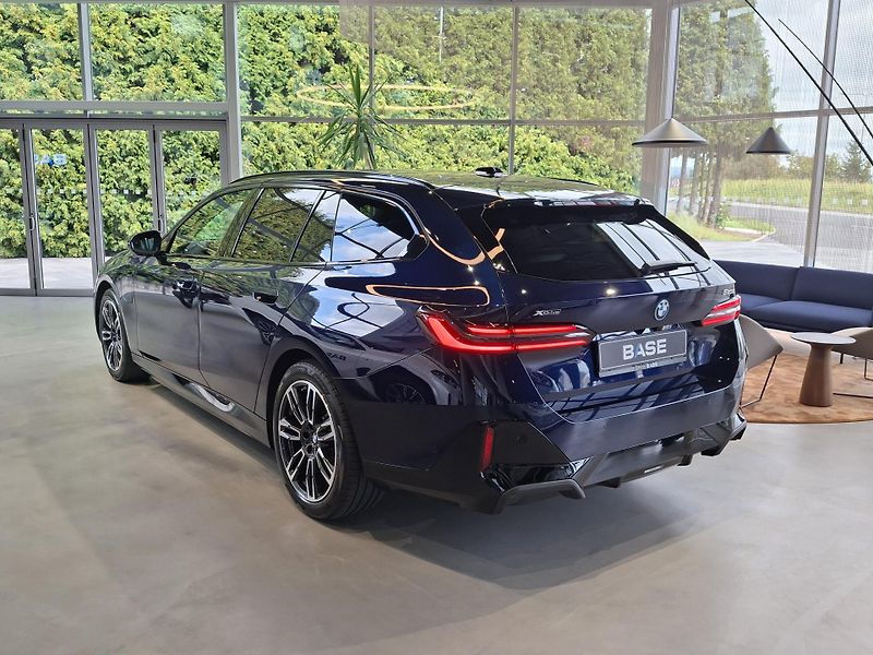 BMW Řada 5 550e xDrive Touring M-Sport  - fotka 4 z 30