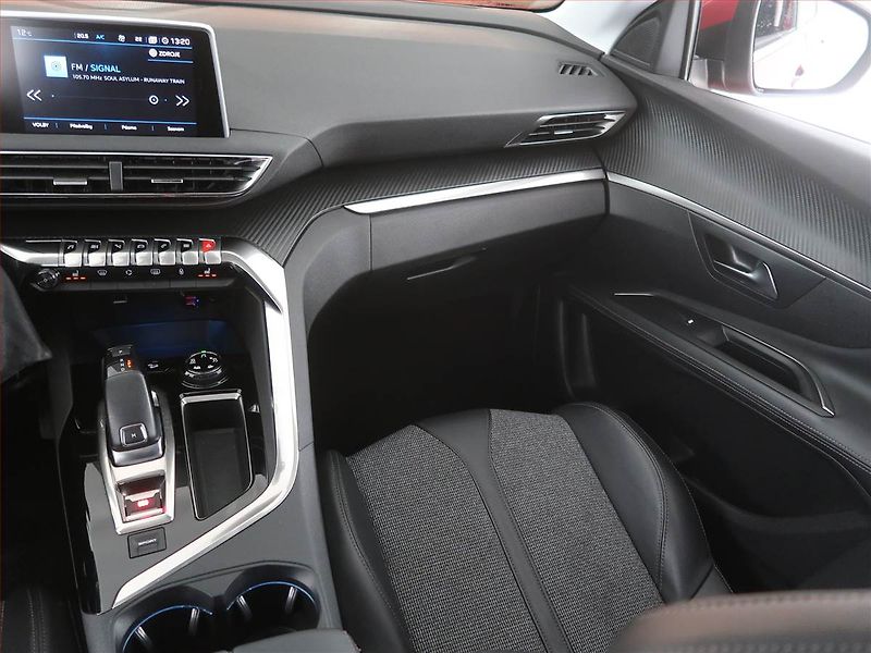 Peugeot 3008 (2020) Allure 1.2 PureTech, Automat - fotka 8 z 23