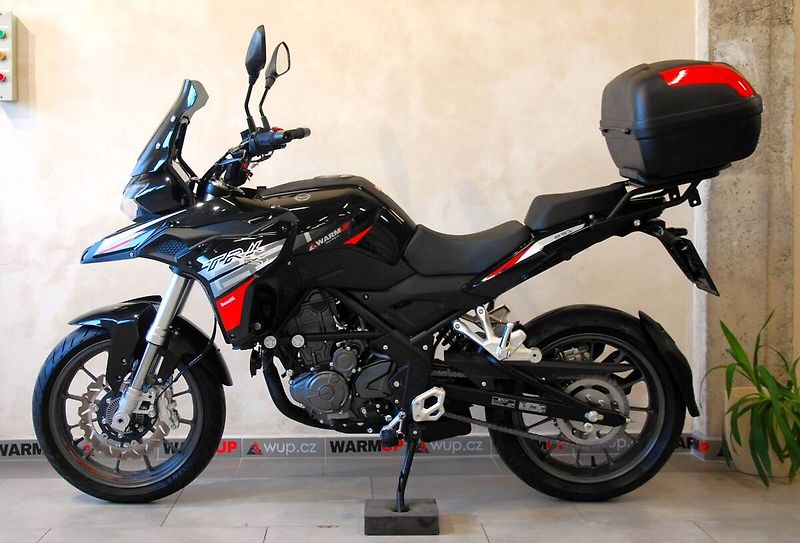 Benelli TRK 251 (2024) pouze 523km, hezký stav, původ - fotka 11 z 20