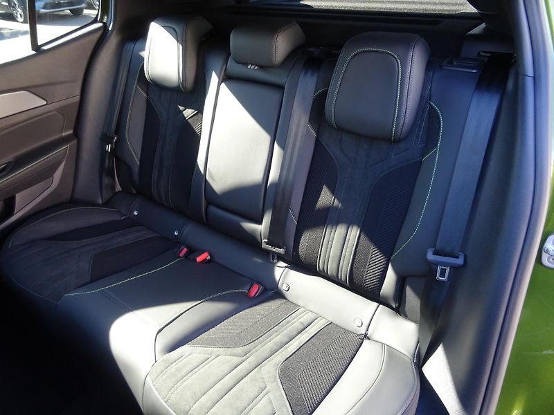 Peugeot 408 (2026) GT Plug-in HYBRID 240k e-DCS7 - fotka 19 z 55