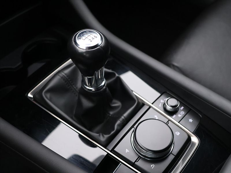Mazda 3 2,0 Skyactiv-X180 GT Plus Bose - fotka 28 z 39