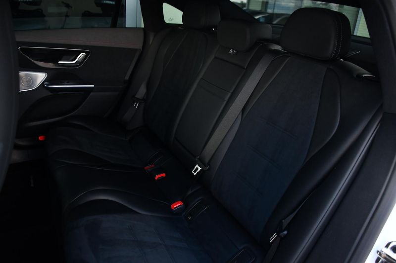 Mercedes-Benz EQE 350 AMG PREMIUM 4MATIC 1M  - fotka 21 z 38
