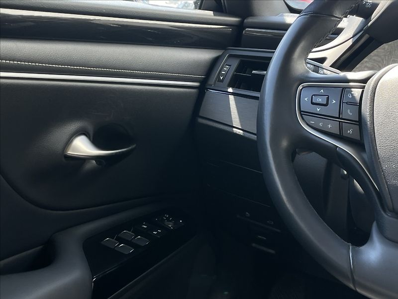 Lexus ES 300h 2,5 Business Edition - fotka 12 z 22