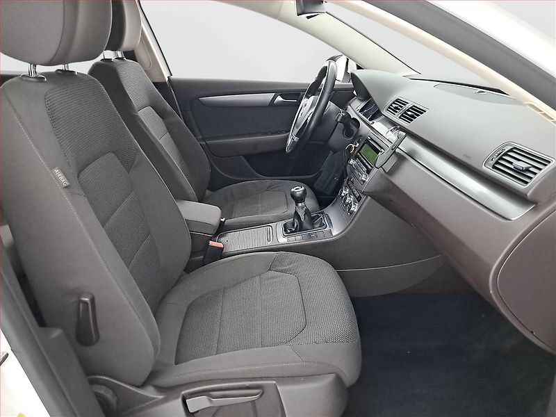 Volkswagen Passat (2012) 2.0 TDI, Park. senzory - fotka 9 z 17