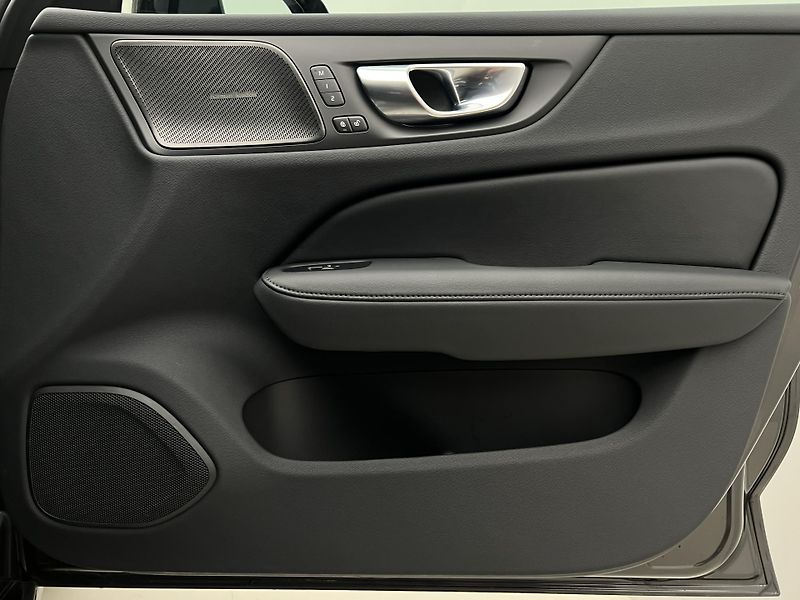 Volvo V60 B4 DARK PLUS AUT - fotka 42 z 42