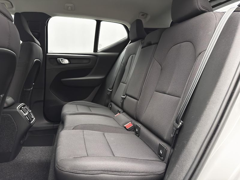 Volvo XC40 B4 AWD MOMENTUM PRO CZ - fotka 5 z 27