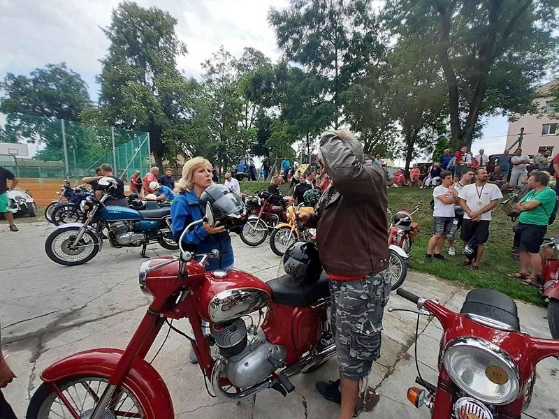 Do Hříškova dorazil na jubilejní veteránský sraz rekordní počet vozidel.
