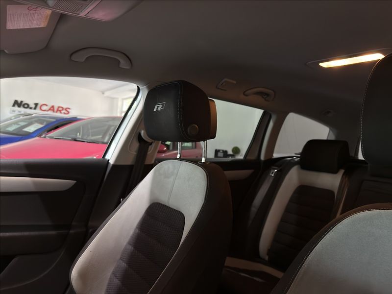 Volkswagen Passat 2,0   TDI DSG R-LINE 130kW NAV - fotka 28 z 39