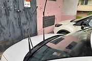 Stěrače v montážní poloze a odkloněné od čelního skla, tedy připravené na výměnu u vozu Škoda Fabia.