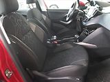 Peugeot 2008 (2018) 1.2 PureTech, Automat - náhled 9