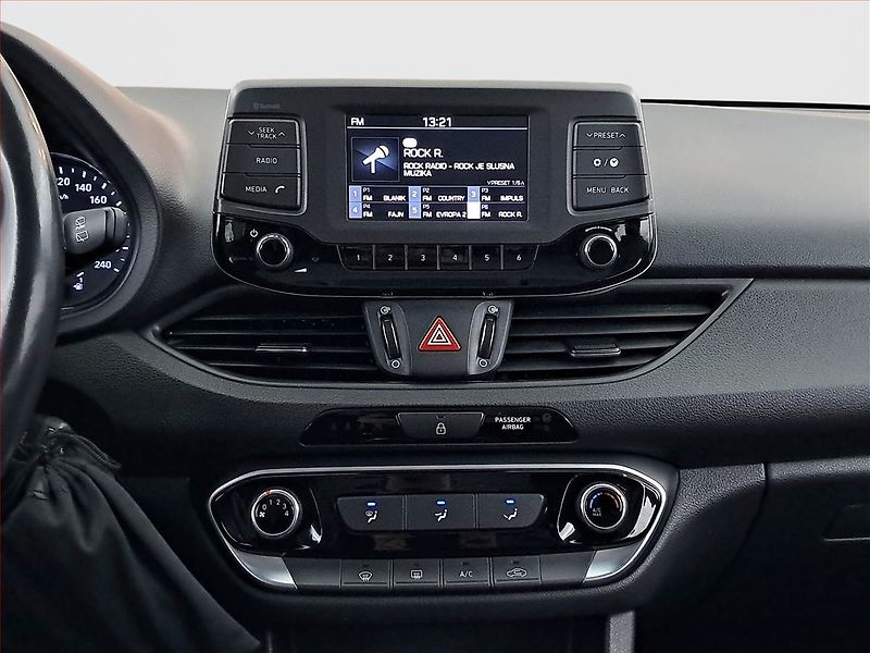 Hyundai i30 (2018) 1.0 T-GDI, Tempomat - fotka 12 z 16