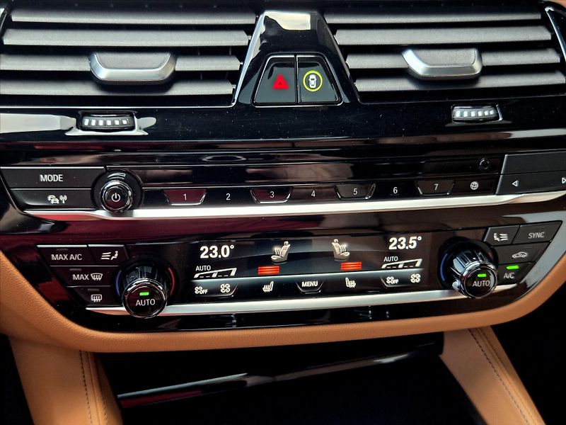 BMW Řada 5 3,0 540i xDrive Luxury Laser H - fotka 20 z 26