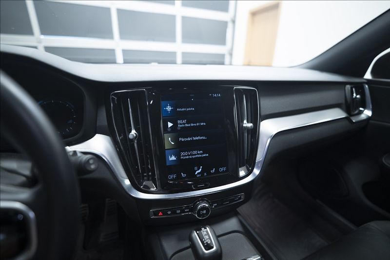 Volvo V60 2,0 D4 R-DESIGN NAVI KAMERA ČR - fotka 21 z 40