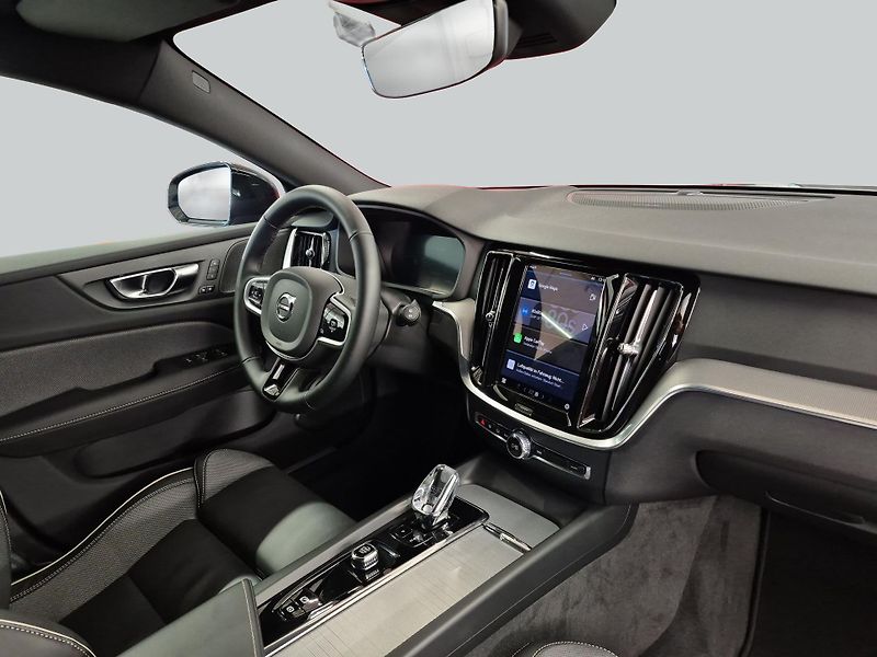 Volvo V60 B4 Plus Dark - fotka 12 z 15