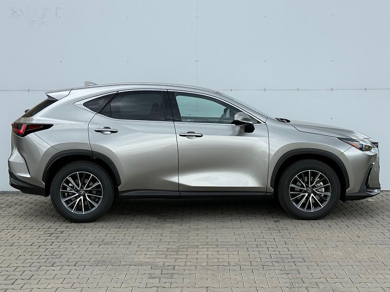 Lexus NX 350h 2,5 HSD e-CVT Executive 4×4 E- - fotka 8 z 29