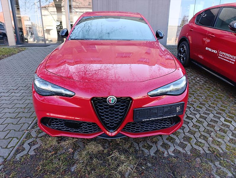 Alfa Romeo Giulia Veloce 2,0 Turbo 280k AWD - fotka 3 z 18